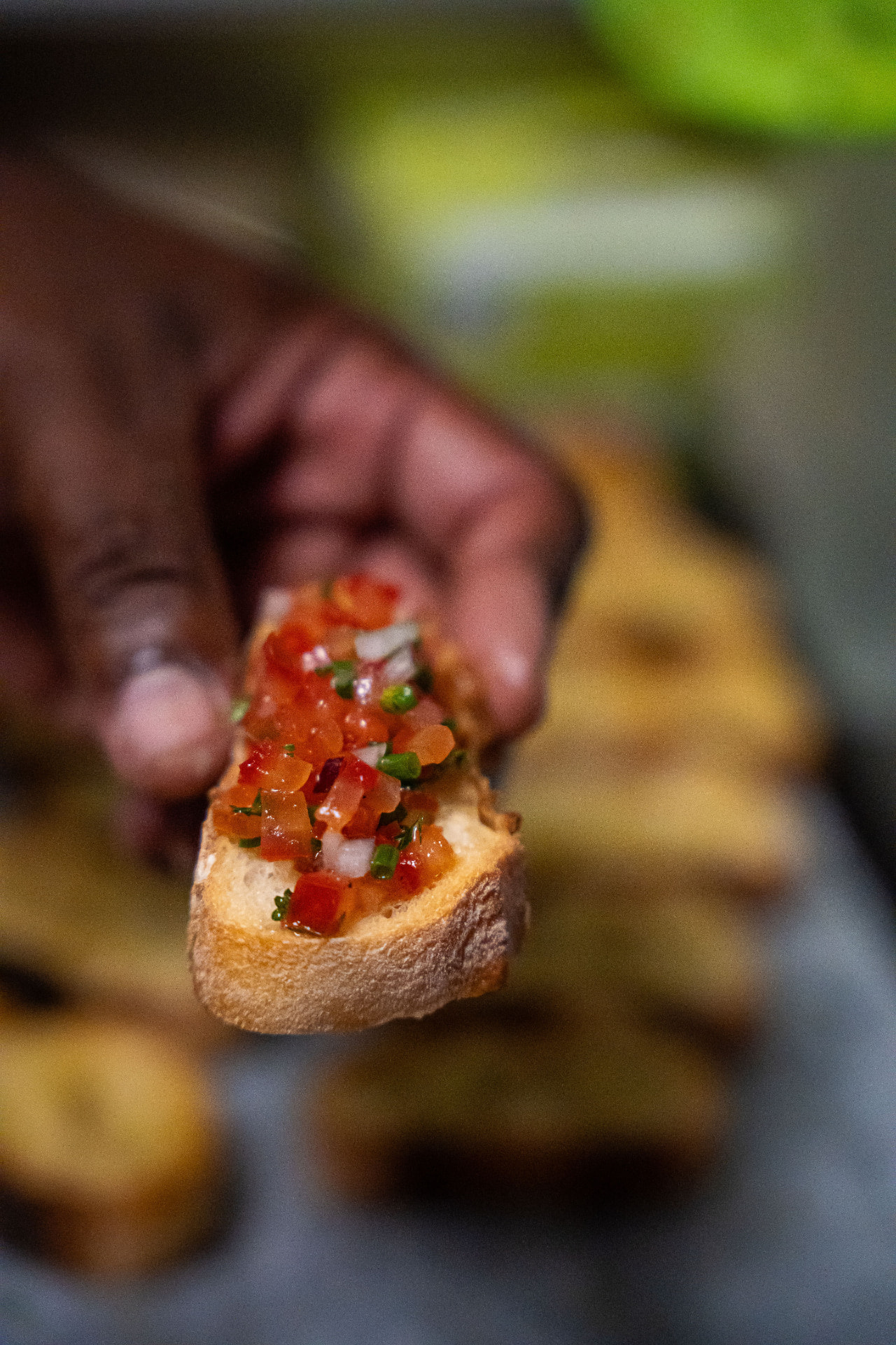 Dressage à la main d'une bruschetta KOKOON