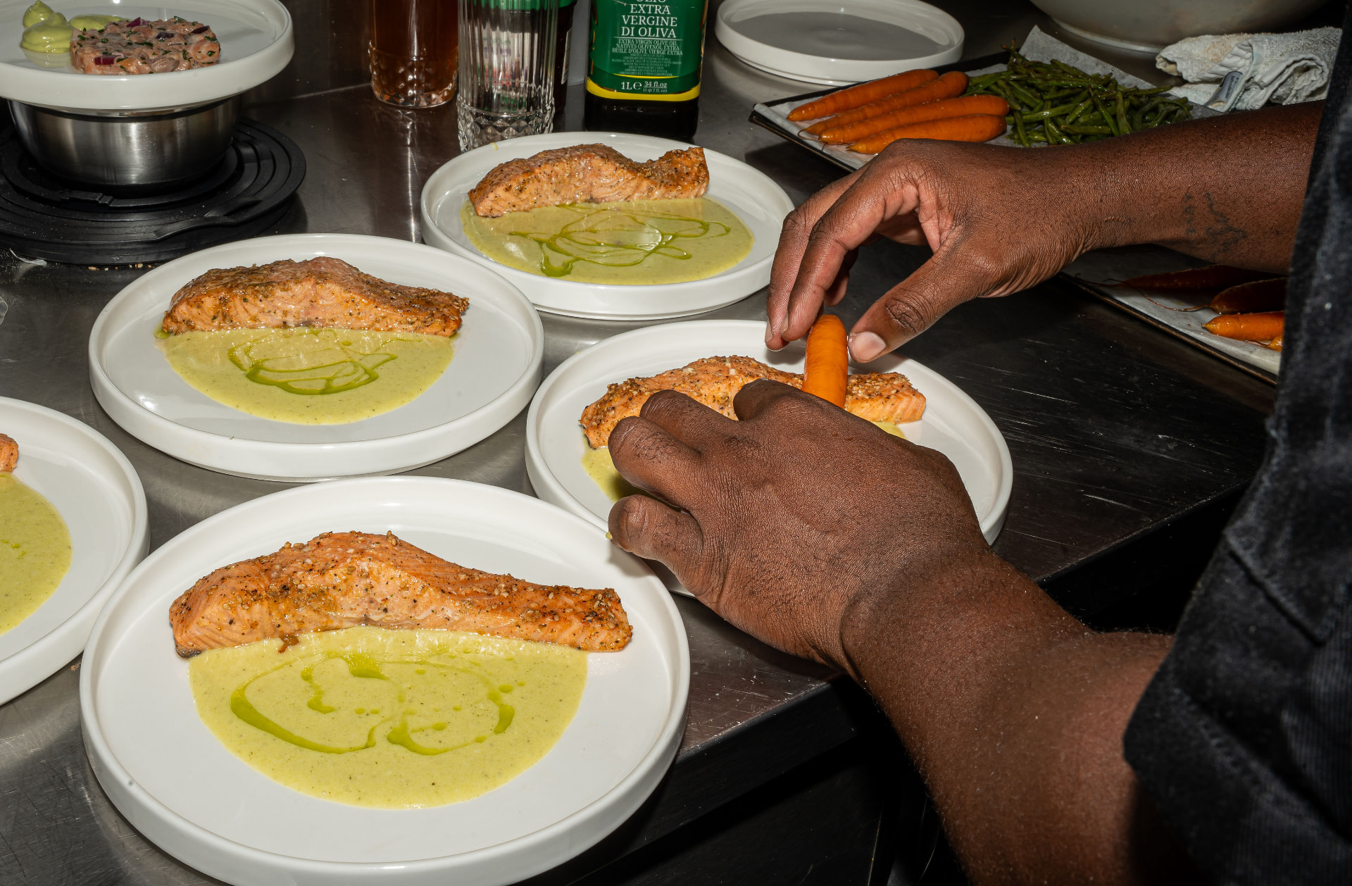 Assiettes de saumon restauré sur crème glacée, dressées à la main