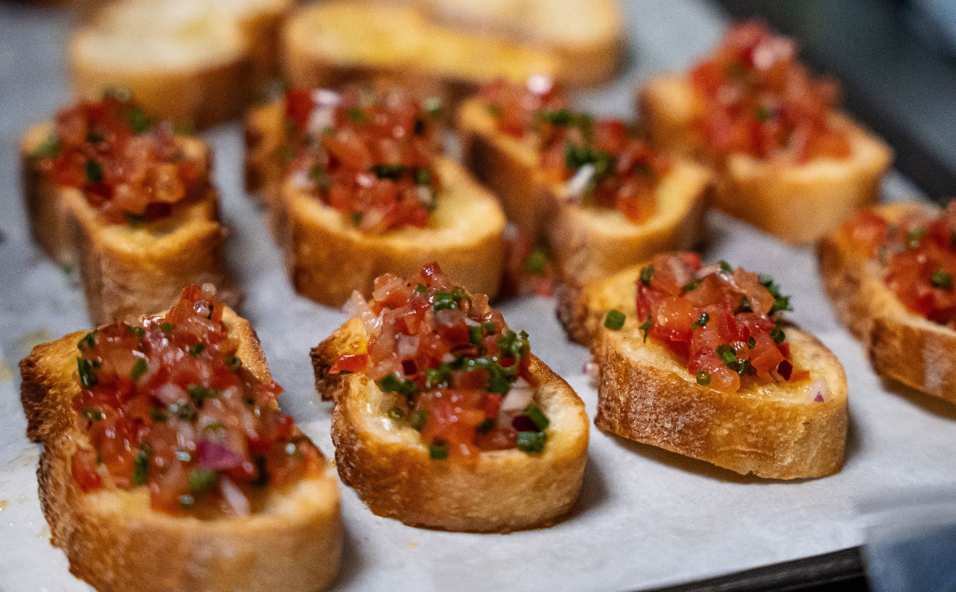 Bruschettas fraîches dressées pour un événement KOKOON