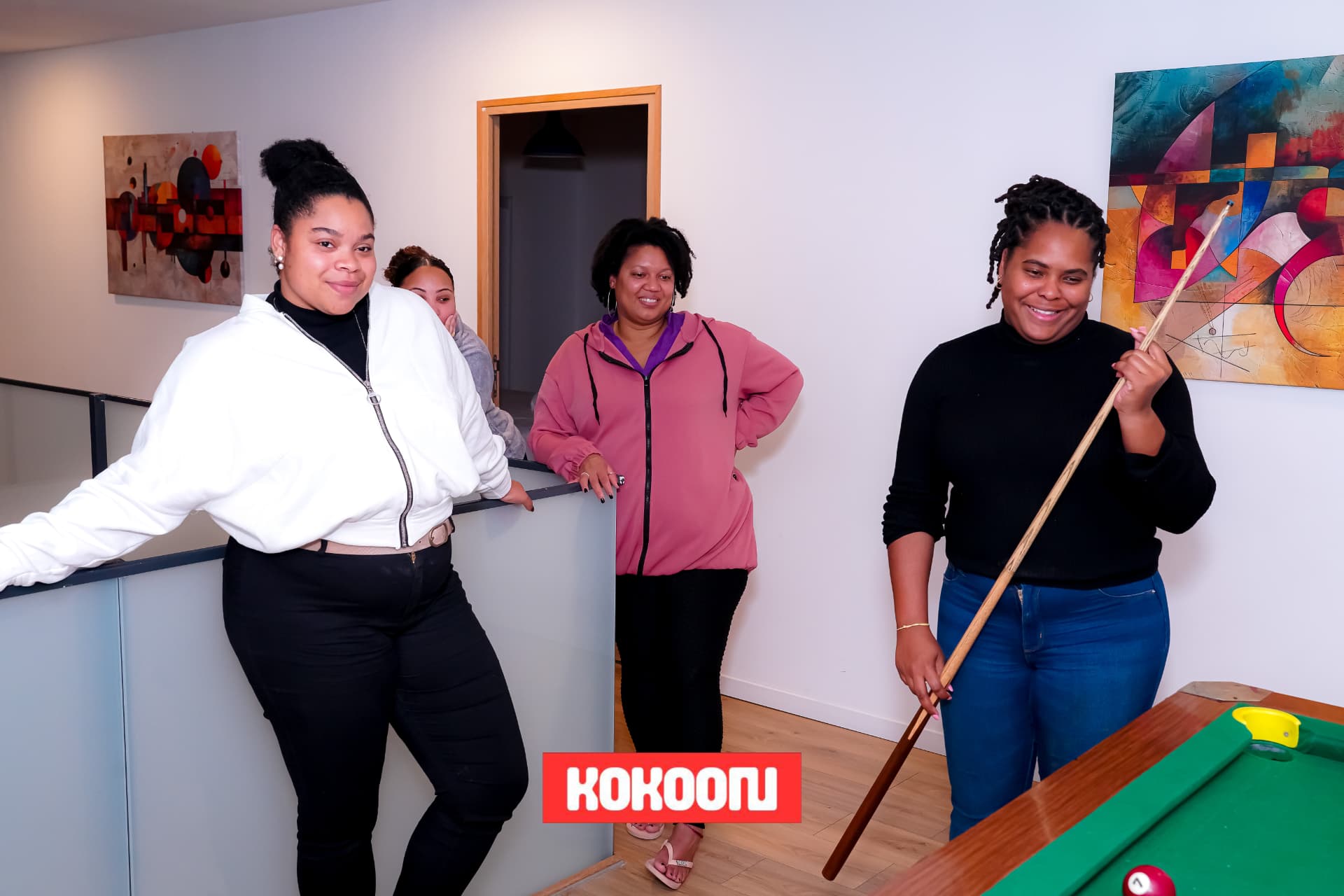 Sourires lors d'un rassemblement KOKOON