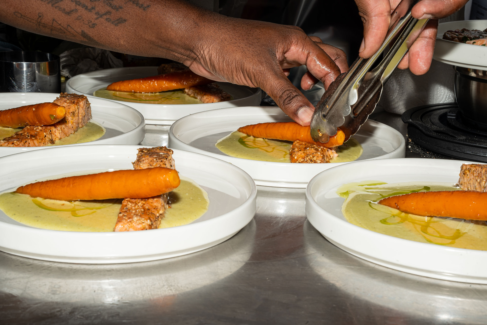 Dressage de plats saumon et carottes glacées en cuisine