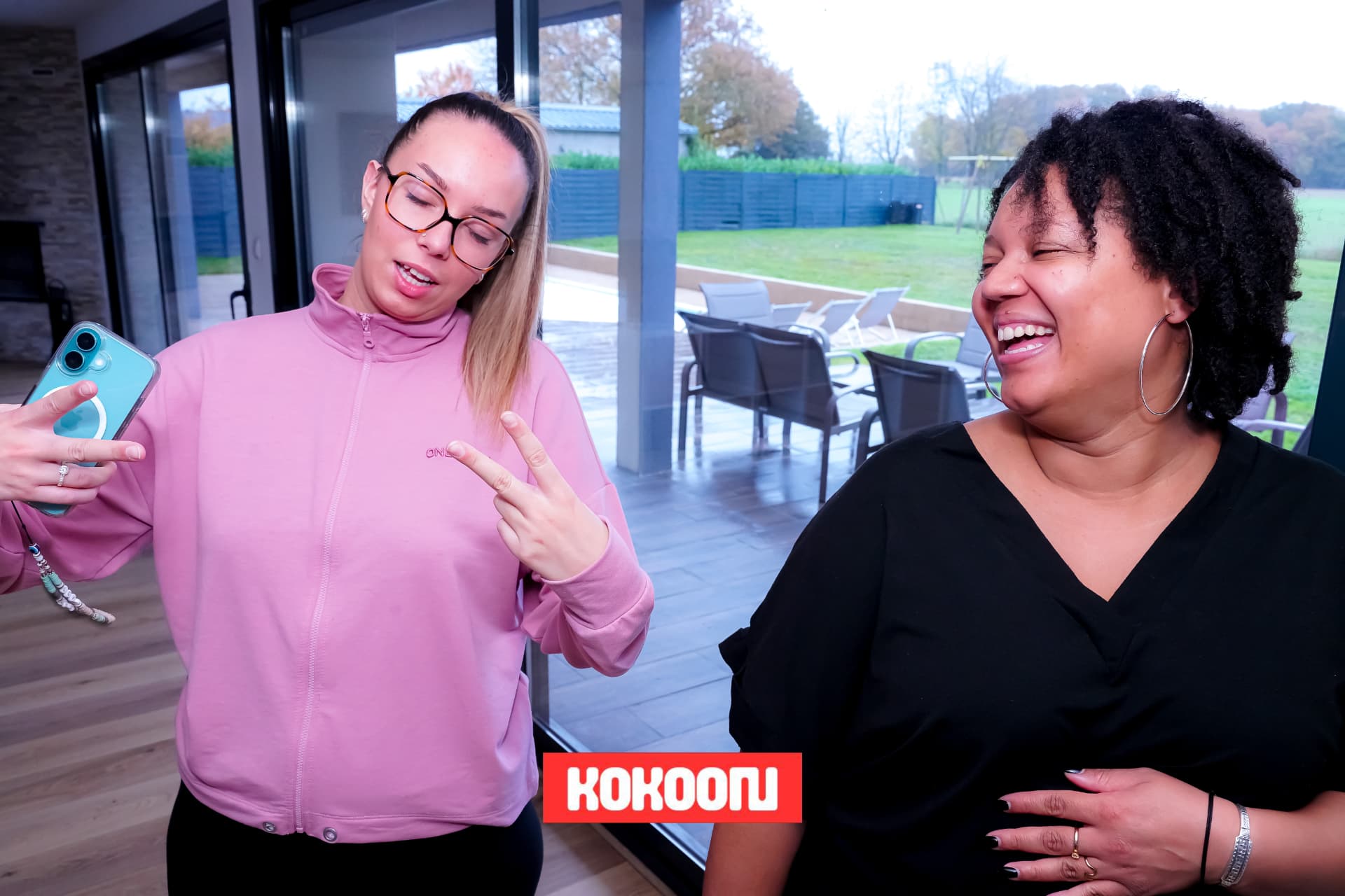 Rires partagés entre membres de la communauté KOKOON
