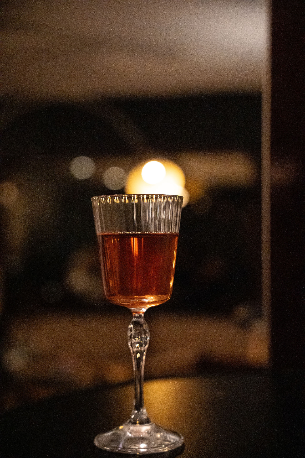 Coupe de cocktail ambré servie en soirée KOKOON