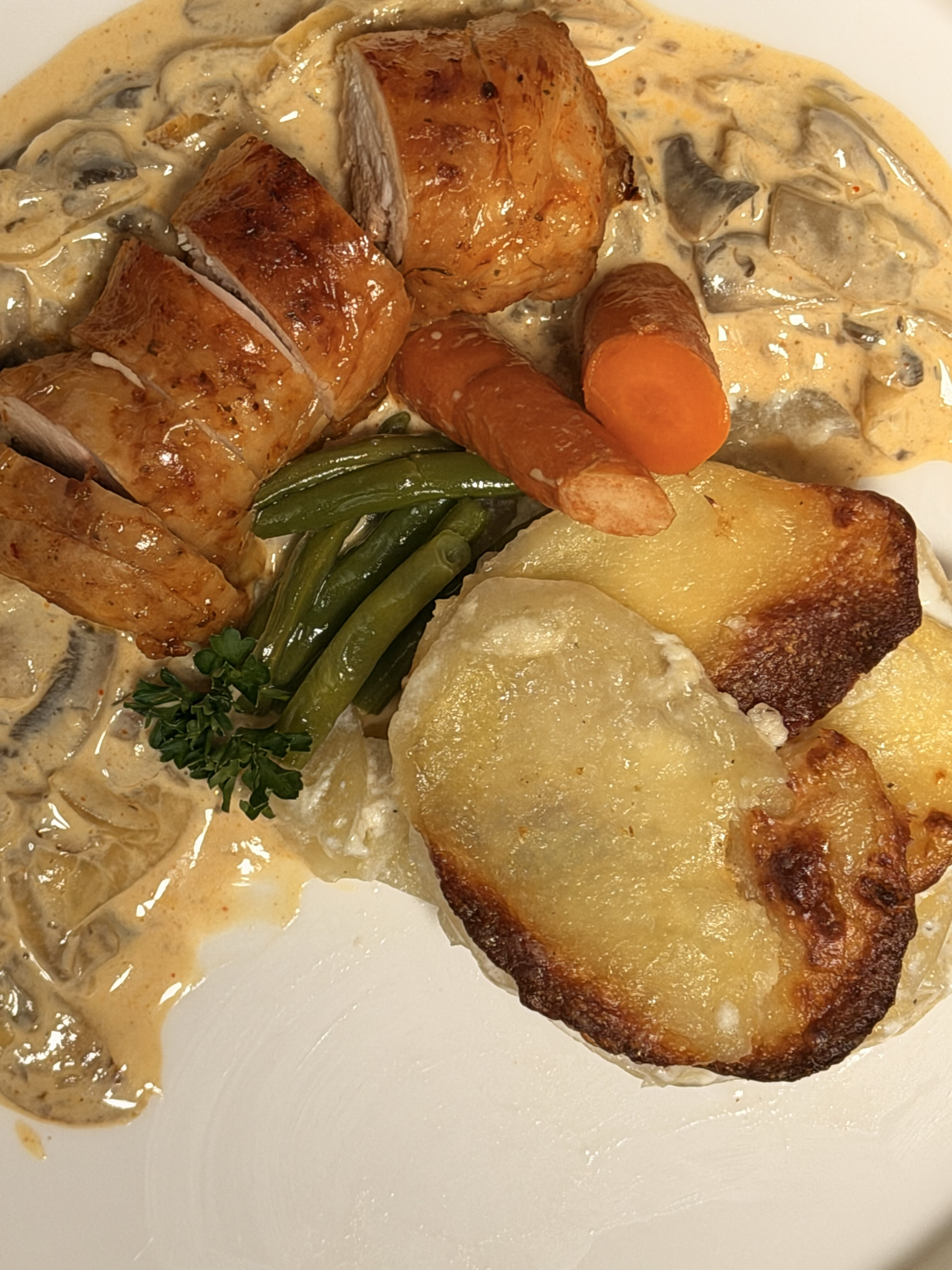 Volaille laquée, sauce aux champignons, galette de pommes de terre et légumes