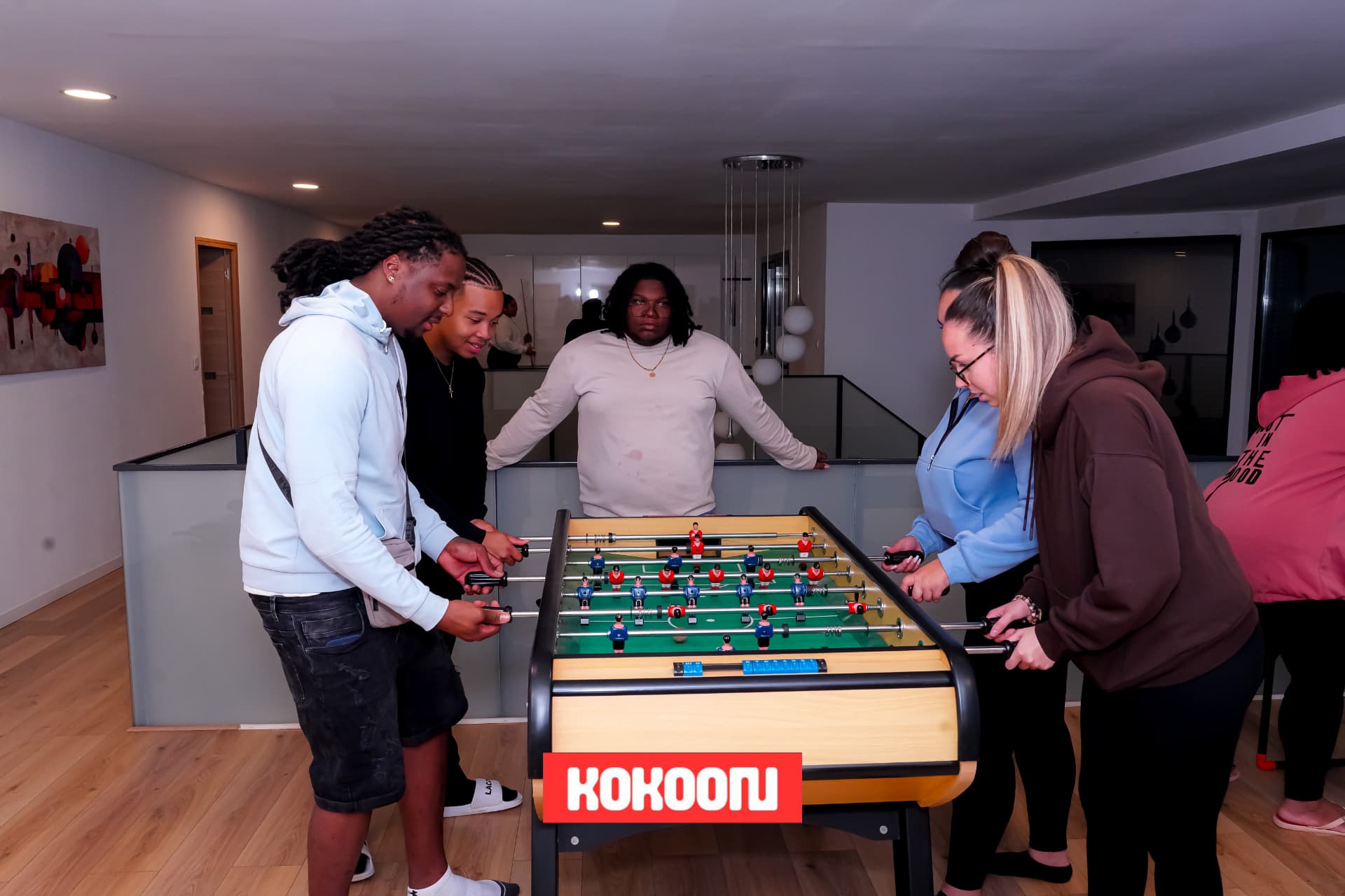 Membres KOKOON autour d'une table de baby-foot