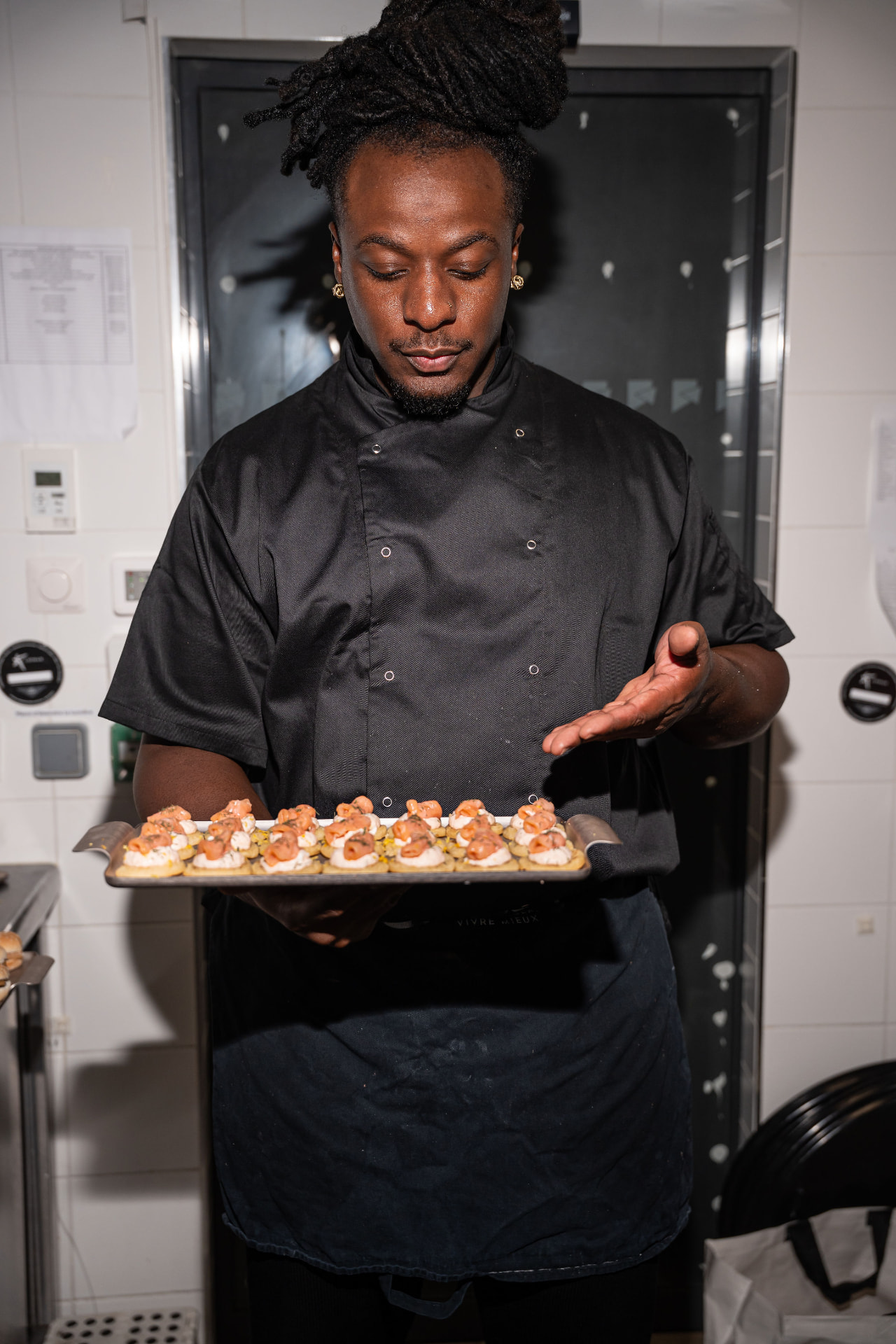 Chef KOKOON présentant un plateau de bouchées cocktail